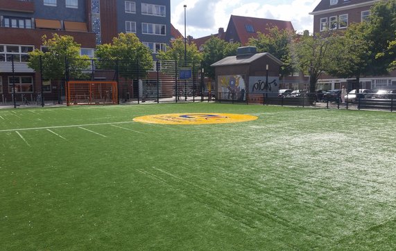 Johan Cruijff Court op het Balboaplein, Amsterdam door Ceescamel (bron: Wikimedia Commons)