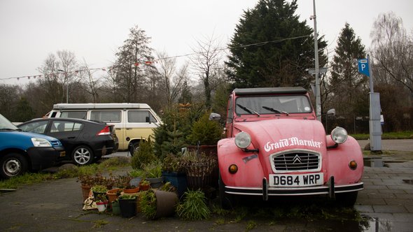 Oude Citroën auto (deux chevaux) in het Hamerkwartier Amsterdam. door Petra Boegheim (bron: shutterstock)