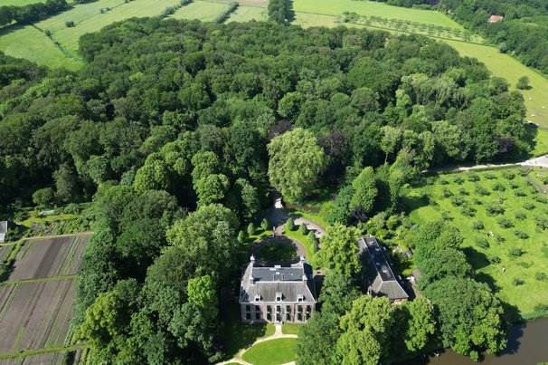 Luchtfoto van het groene gebied van Oud Amelisweerd in Utrecht door corlaffra (bron: Shutterstock)