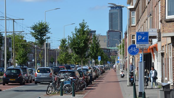 Rijswijkseweg Den Haag parkeren wonen weg - Wikimedia Commons, 2020 door Steven Lek (bron: Wikimedia Commons)