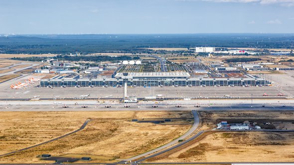 Berlin Brandenburg BER Airport Terminal door Markus Mainka (bron: Shutterstock)