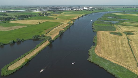 Luchtfoto van een rivier. Zwarte Water met de stad Zwartsluis door AlbHen (bron: Shutterstock)