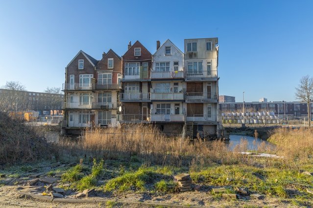 De laatst overgebleven woningen in de gesloopte Tweebosbuurt in Rotterdam. door PixelBiss (bron: Shutterstock)