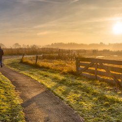 Wandelroute in mistig landpolderlandschap met voetgangers in verte nabij Groningen, Nederland door Rudmer Zwerver (bron: Shutterstock)