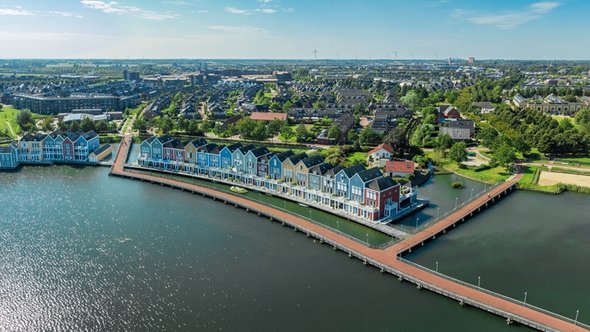 Luchtfoto van kleurrijke regenbooghuizen in Houten, Nederland door hans engbers (bron: shutterstock)