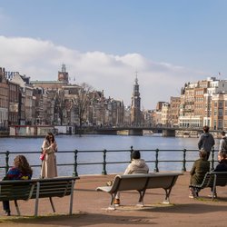 Bankjes in Amsterdam door Wolf-photography (bron: shutterstock)