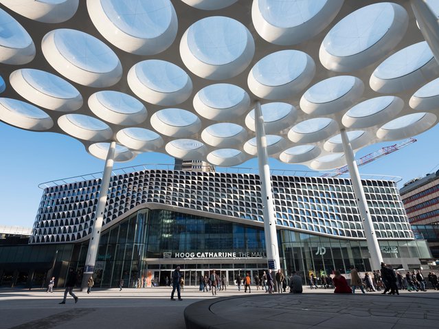 utrecht, netherlands, 15 february 2019: people on square between utrecht central station and hoog catharijne mall in the netherlands door Anton Havelaar (bron: Shutterstock)