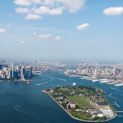 New York City met het Governors Island door Rene Pi (bron: Shutterstock)