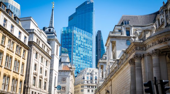 Looking up at City of London buildings, old and new door Willy Barton (bron: Shutterstock.com)
