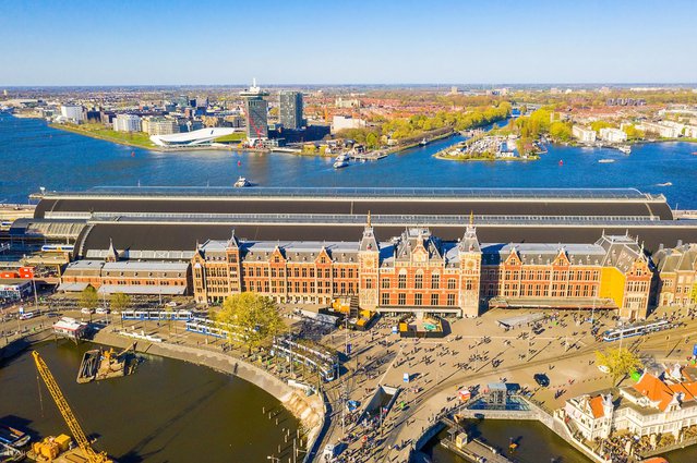 Amsterdam-Centraal door RAW-films (bron: Shutterstock)