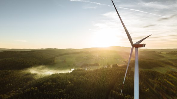 Windturbine in de zonsondergang gezien vanuit een luchtfoto door Bene_A (bron: Shutterstock)