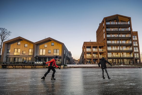 Defensie-eiland Woerden - schaatsen op het ijs door Rene Koster (bron: Blauwhoed)