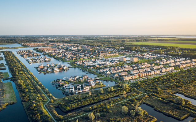 Woonwijk in de Noorderplassen, Almere door Pavlo Glazkov (bron: shutterstock.com)