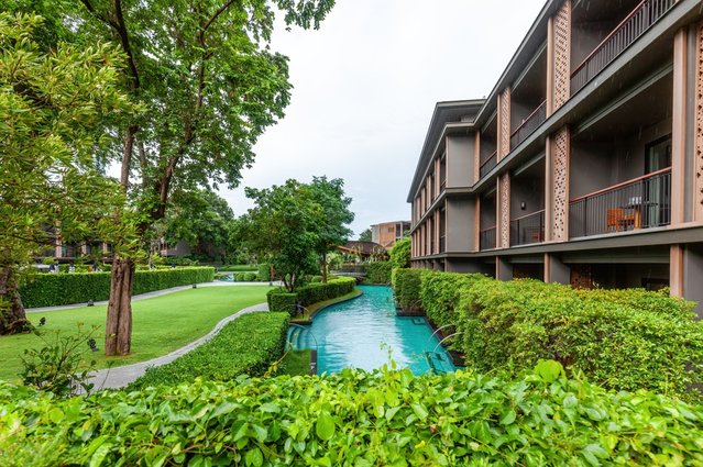 Elegante resortarchitectuur met waterpartijen in tropische omgevin door Molishka (bron: shutterstock)