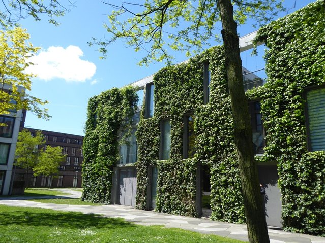Een eigentijds kantoorgebouw in Amsterdam door Shira Goraly Hochberg (bron: Shutterstock)