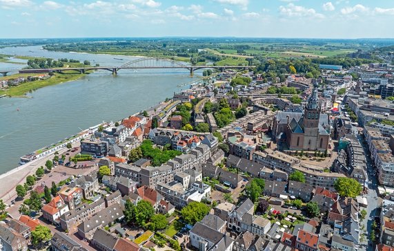 Luchtfoto van Nijmegen door Steve Photography (bron: Shutterstock)