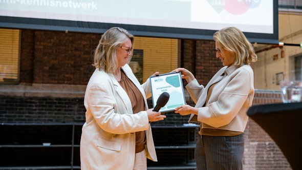 Uitreiking MCD-scriptieprijs door de minister door Annelies van 't Hul (bron: Stichting Kennis Gebiedsontwikkeling)