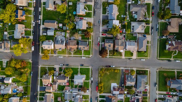 Panoramic view of view at sunset from the height roofs small town of houses of bird flight NJ USA door ungvar (bron: Shutterstock)