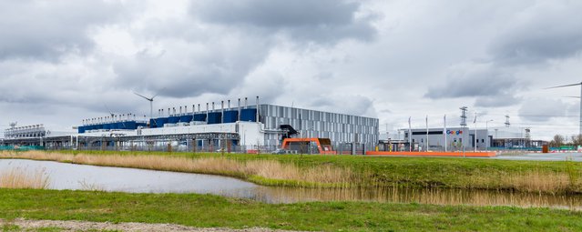 Eemshaven, The Netherlands - May 2, 2021: Large Google data center in the Eemshaven near Delfzijl in north Groningen in the Netherlands. door INTREEGUE Photography (bron: Shutterstock)