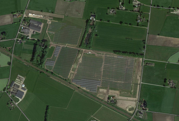 Ruimtelijke aansluiting van Zonnepark Klarenbeek op de landschappelijke structuur. In het uitgevoerde ontwerp zijn de getekende drie zonnevelden nog verder onderverdeeld. door Google Maps / Evelien de Mey (bron: Google Maps / Evelien de Mey)