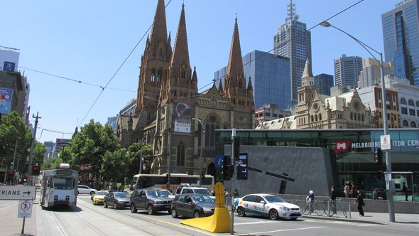 St. Paul's kerk in Melbourne langs autoweg - Wikimedia Commons, 2020