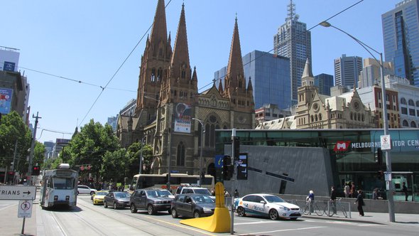 St. Paul's kerk in Melbourne langs autoweg - Wikimedia Commons, 2020 door User:Orderinchaos (bron: Wikimedia Commons)