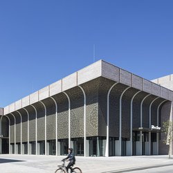 Nieuwe pand Theater Zuidplein door TheaterZuidplein (bron: Wikimedia)