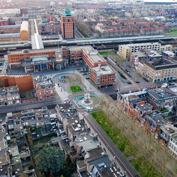 Den Bosch, Netherlands - 26-03-2020: The train station of Den Bosch seen from above door Alseenrodelap.nl - Elco (bron: Shutterstock)