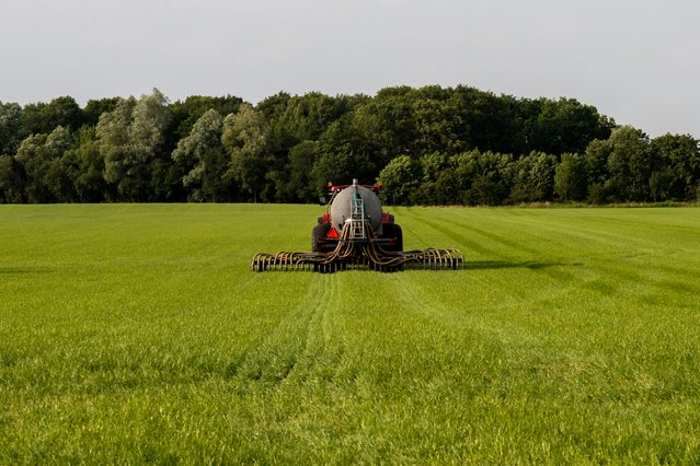 Mest verspreiden over het land door RPW de Jong (bron: Shutterstock)