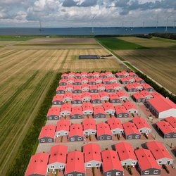 Huizen voor seizoenarbeiders in het agrarisch gebied, Flevoland, Nederland. door corlaffra (bron: shutterstock)
