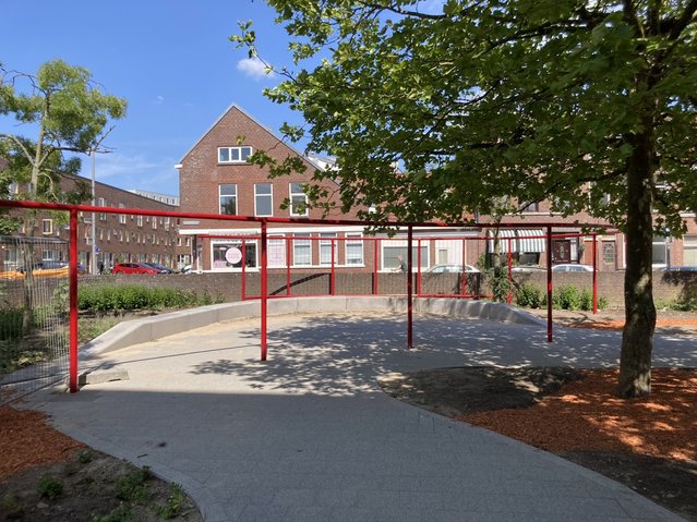 Plein voor school in Zwartewaalstraat in Rotterdam door Teun van den Ende (bron: Teun van den Ende)