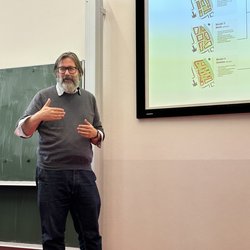 Jeroen de Willigen vertelt over de Grunobuurt door Tess Broekmans (bron: Tess Broekmans)