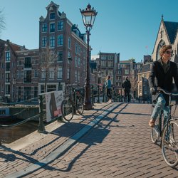 Fietser in Amsterdam door tovsla (bron: Shutterstock)