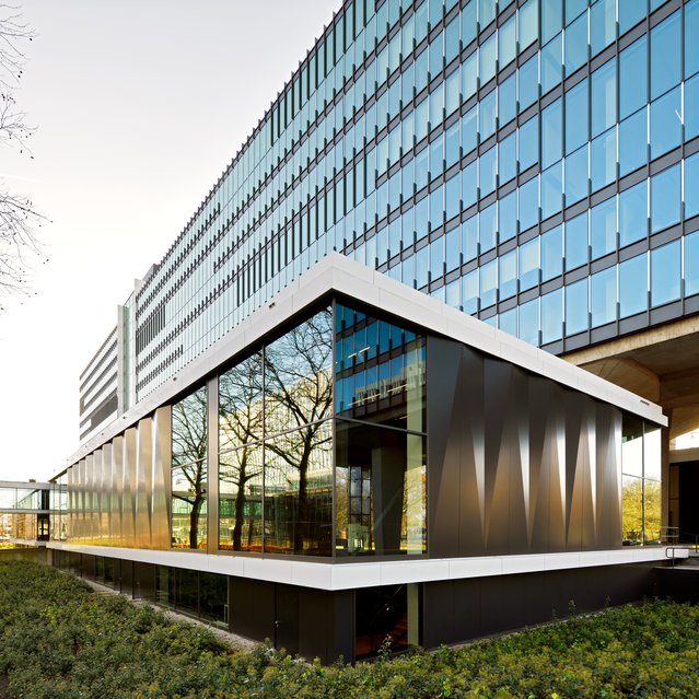 Northeast view of reflections at the Atlas extension glass wall façade door Bart van Overbeeke Photography (bron: imagebank.tue.nl)