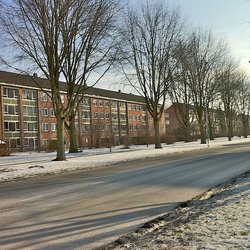 Amsterdam corporatiewoningen door A. Bakker (bron: Wikimedia Commons)