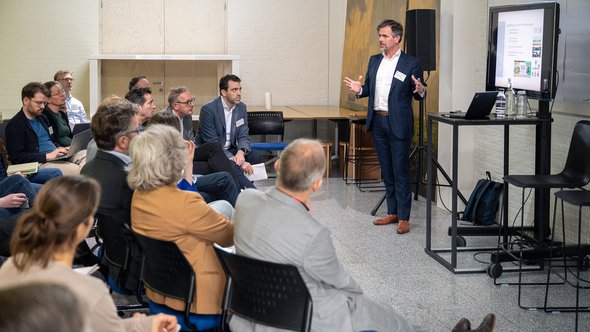 Patrick Esveld (AKRO) tijdens de sessie Grond & GO door Sander van Wettum (bron: Stichting Kennis Gebiedsontwikkeling)