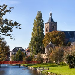 View on historic Vianen with church Grote Kerk and the old city wall in the Netherlands door Peter de Kievith (bron: Shutterstock)