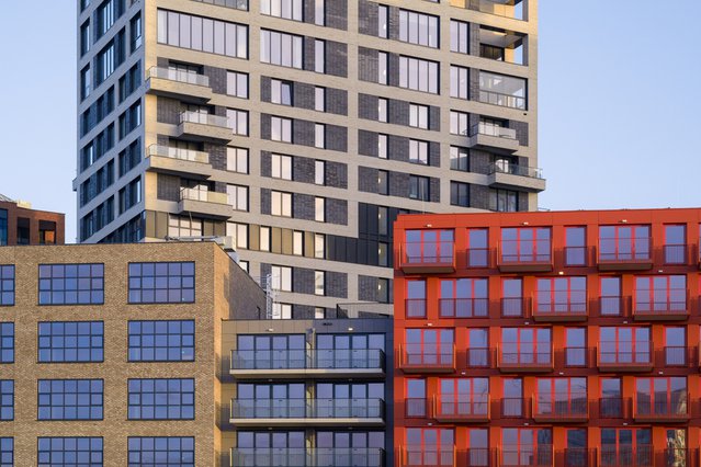 Nieuwe appartementsgebouwen in een formeel industriegebied in Amsterdam Noord. door Ralph Rozema (bron: Shutterstock)