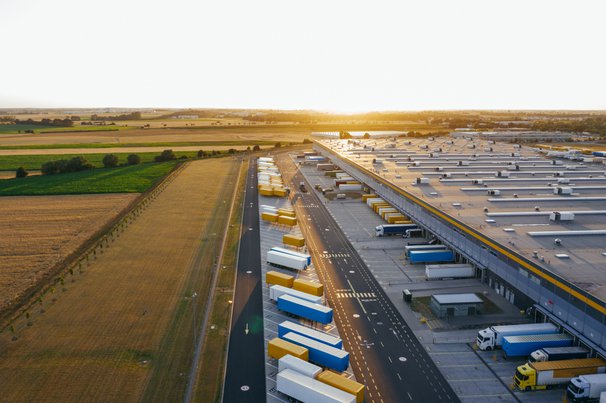 Luchtfoto van het distributiecentrum, drone-fotografie van de industriële logistieke zone. door marcinjozwiak (bron: Shutterstock)