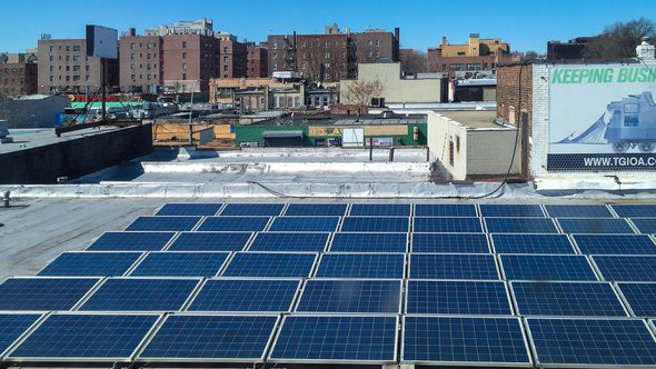 Queens Street Scenes - Solar Panels on a" (CC BY 2.0) by Steven Pisano door Steven Pisano (bron: Flickr)