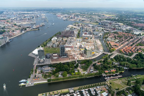 Luchtfoto over het IJ, Amsterdam door Aerovista Luchtfotografie (bron: Shutterstock)