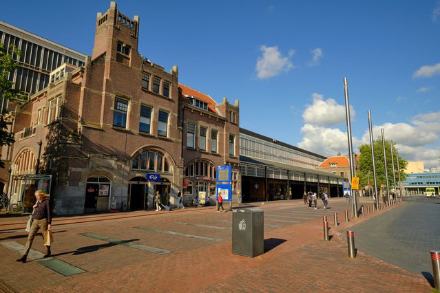 Station Haarlem met een deel van het plein met busstation door Nigel Wiggins (bron: Shutterstock)