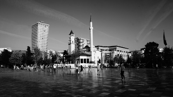 Skanderbeg Square, Tirana" (CC BY 2.0) by Andrew Milligan sumo door Andrew Milligan sumo (bron: Wikimedia Commons)