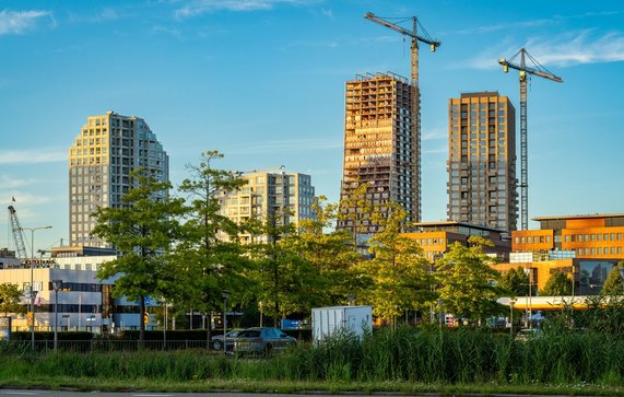 Nieuwbouw woningen in Amsterdam Zuidoost door Milos Ruzicka (bron: Shutterstock)