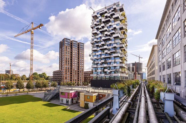 Op elk balkon van de Trudo Toren staat een plantenbak voor bomen en struiken. Dit is wereldwijd het eerste natuurinclusieve bouwproject voor de sociale huursector door Rosanne de Vries (bron: shutterstock.com)