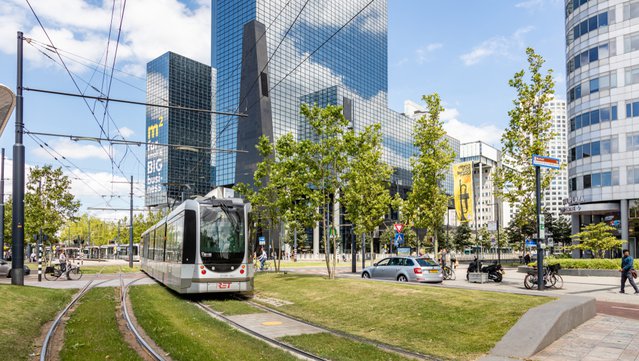 Rotterdam Centrum met metro door rawf8 (bron: shutterstock.com)