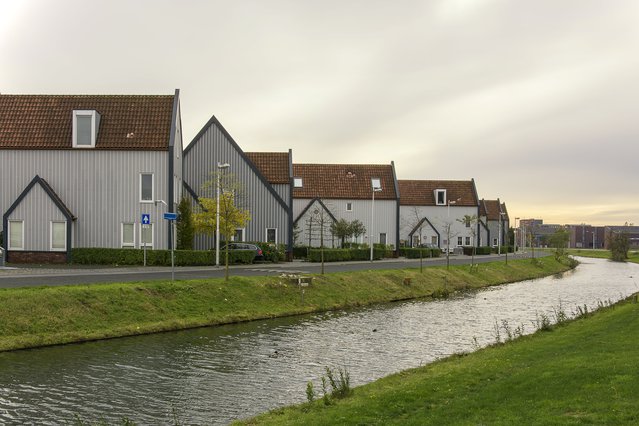 Huizen naast het water door Henriette V. (bron: shutterstock.com)