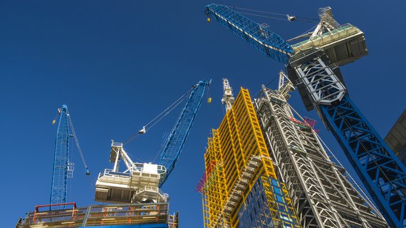 Bouw Kranen door Piotr Kuczek (bron: Shutterstock)