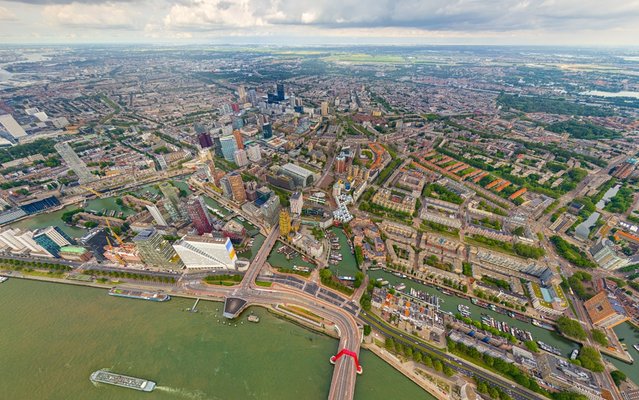 Rotterdam – Panorama van de zomerse stad in regenachtig weer, met wolken. door Collection Maykova (bron: shutterstock)