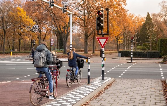 Fietsers wachtend op een stoplicht bij een kruising in Valkenswaard door Lea Rae (bron: shutterstock)